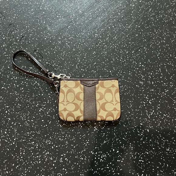 Coach Wristlet‎ - Picture 1 of 6